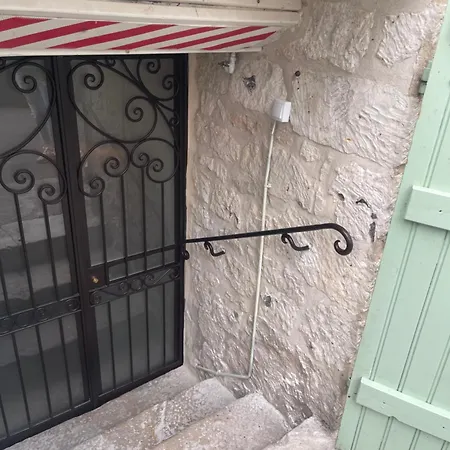 Oda ve Kahvaltı Sous La Glycine 3*